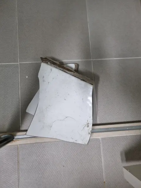 떼어낸 조각 — 깨져 내려앉은 언더볼 세면대 교체