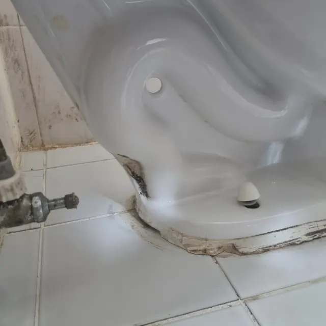 갈라지고 때 탄 둘레 백시멘트 — 변기 둘레·테두리 백시멘트 걷어내고 재시공