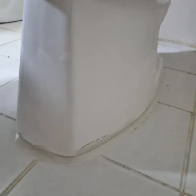 새로 채운 둘레 — 변기 둘레·테두리 백시멘트 걷어내고 재시공