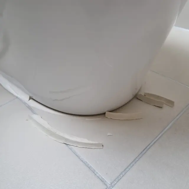 들떠 벗겨진 둘레 백시멘트 — 변기 둘레·테두리 백시멘트 걷어내고 실리콘으로