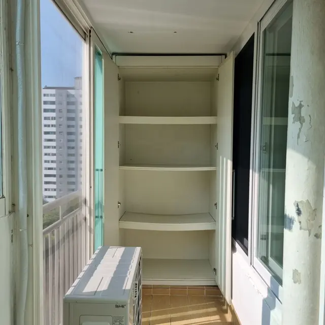 장 안쪽 선반 — 베란다 구석 붙박이장 제거·철거