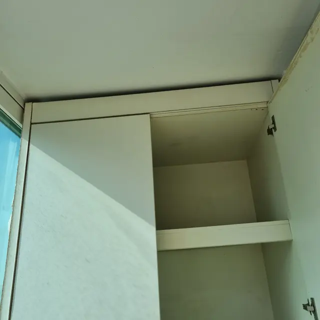 장 안쪽 선반 — 베란다 구석 붙박이장 제거·철거