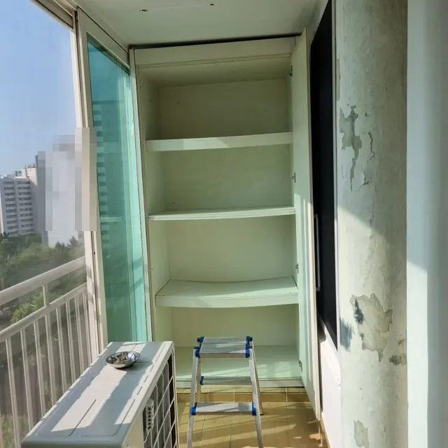 문짝 뗀 몸통 — 베란다 구석 붙박이장 제거·철거