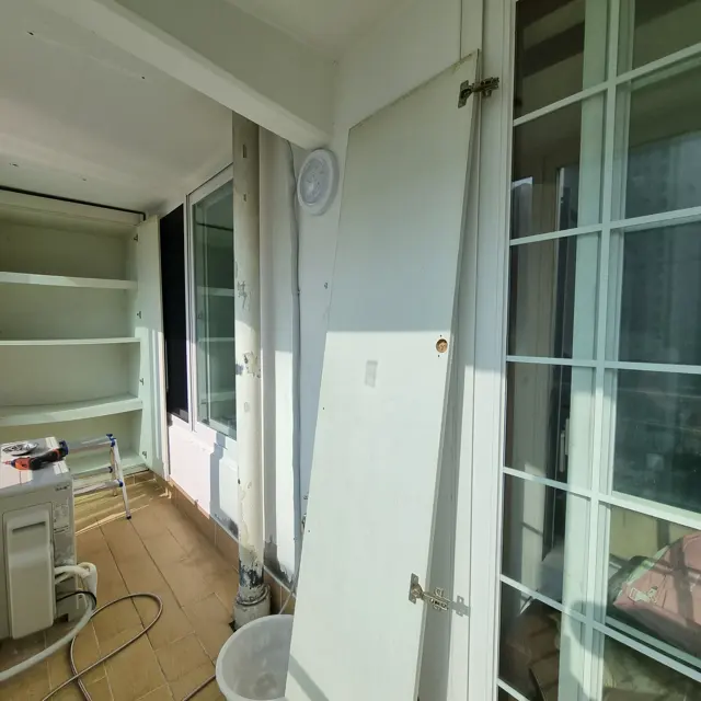 떼어낸 문짝 — 베란다 구석 붙박이장 제거·철거