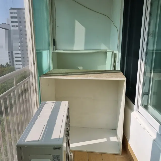 아래쪽 몸통 들어내기 — 베란다 구석 붙박이장 제거·철거