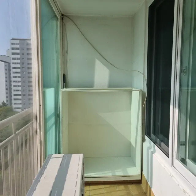 아래쪽 몸통 들어내기 — 베란다 구석 붙박이장 제거·철거
