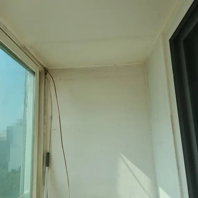 철거 뒤 — 베란다 구석 붙박이장 제거·철거