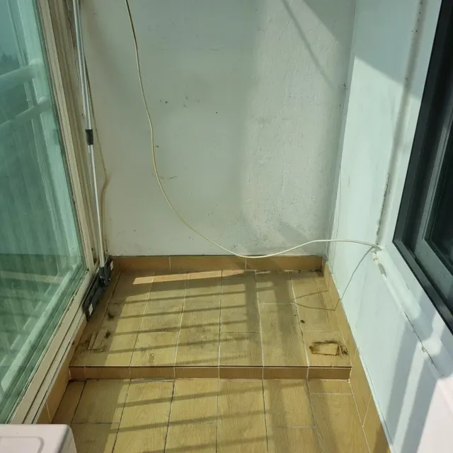 철거 뒤 — 베란다 구석 붙박이장 제거·철거