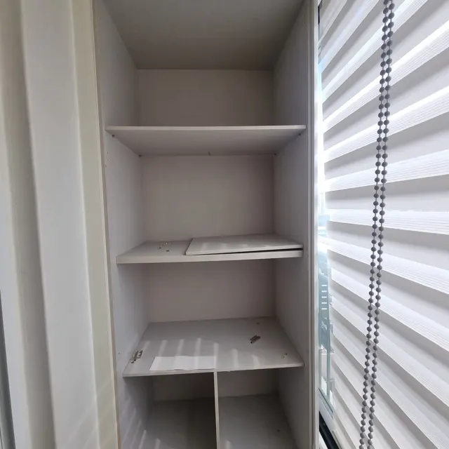 문 뗀 뒤 선반 칸 — 베란다 붙박이장 철거