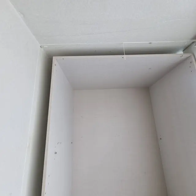선반 뺀 몸통 — 베란다 붙박이장 철거