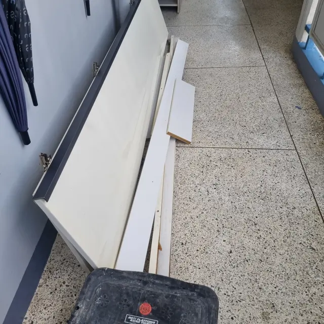 복도에서 해체한 판재 — 베란다 붙박이장 철거