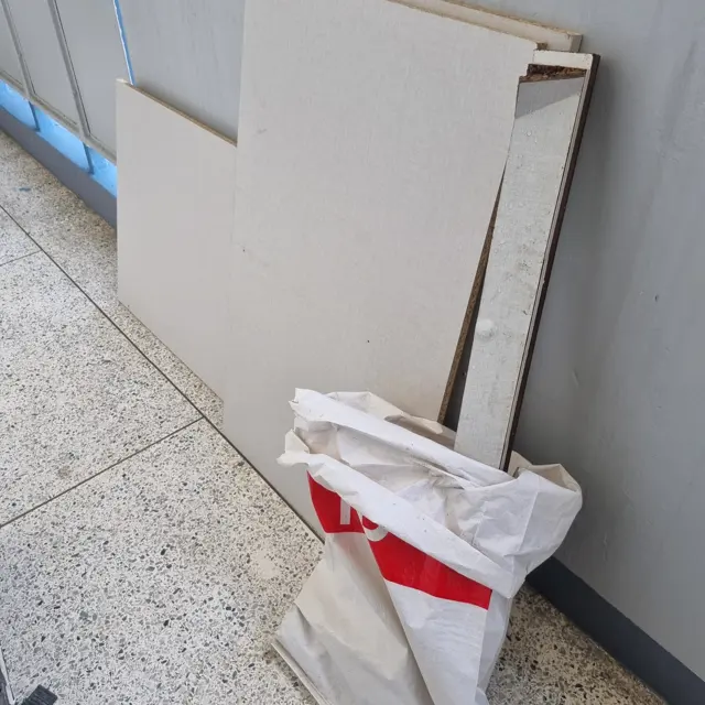 복도에서 해체한 판재 — 베란다 붙박이장 철거
