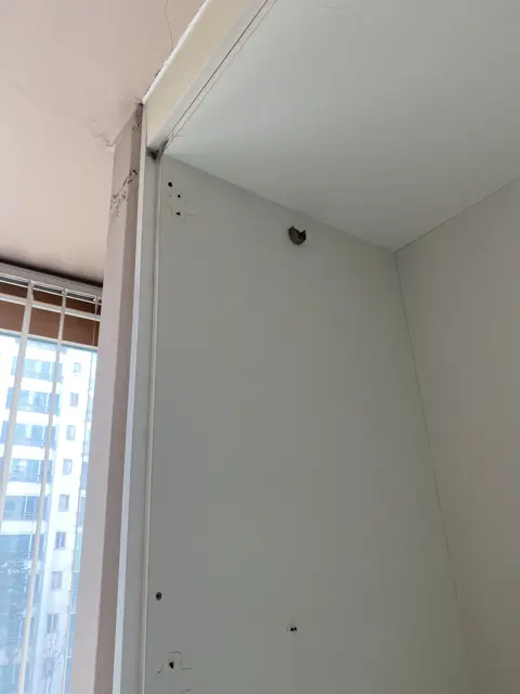 문짝 뗀 몸통 — 베란다 붙박이장 철거, 폐기물 수거