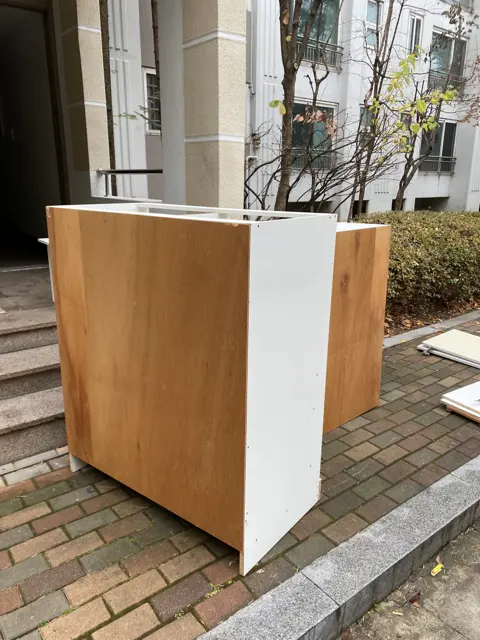 건물 밖으로 내린 판재 — 베란다 붙박이장 철거, 폐기물 수거