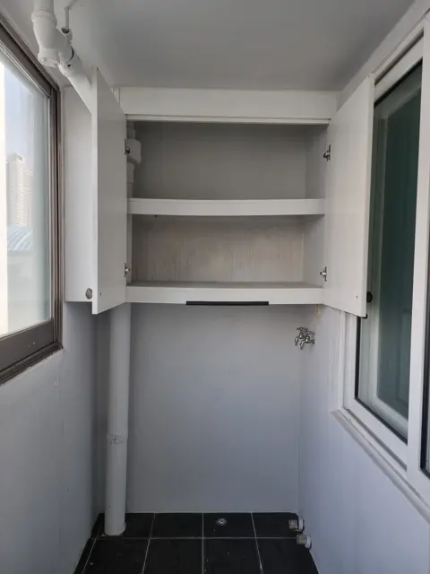 문 연 안쪽 — 베란다 상부장 철거