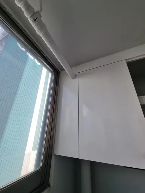 문짝·선반 떼는 중 — 베란다 상부장 철거