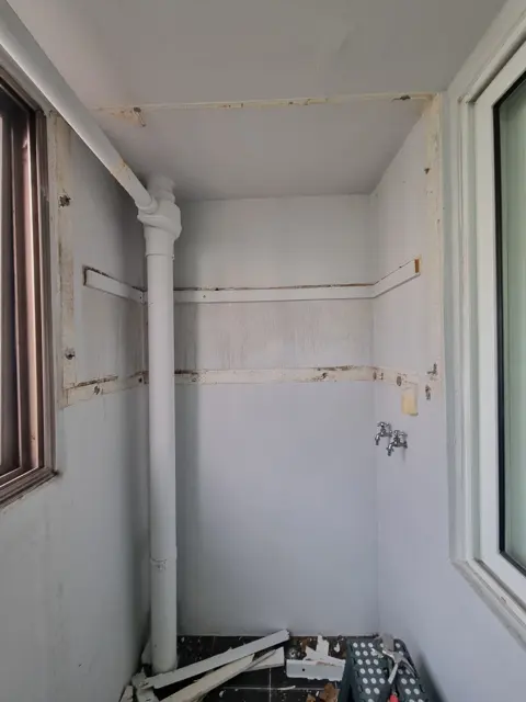 몸통 뗀 벽 · 받침 자국 두 줄 — 베란다 상부장 철거