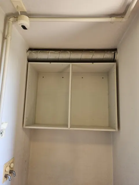 문짝 뗀 몸통 — 베란다 상부장 철거, 벽 자국 정리