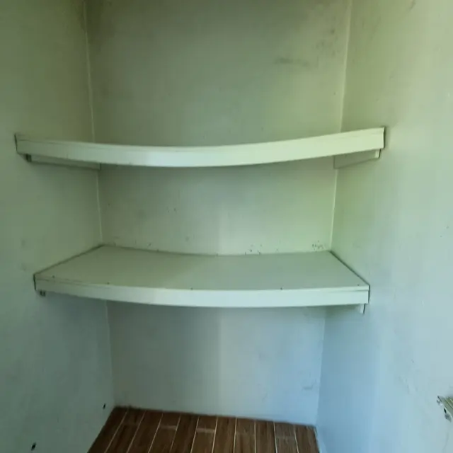 문 연 안쪽 · 둥근 선반 — 베란다 수납장 철거