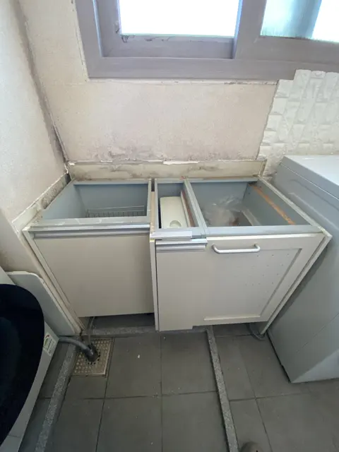 상판 뗀 뒤 수납장 — 베란다 싱크대 상판·수납장 철거