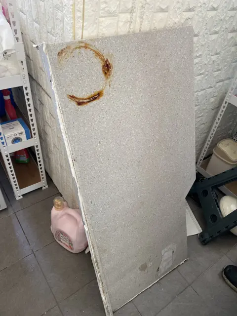 떼어낸 상판 · 녹 자국 — 베란다 싱크대 상판·수납장 철거