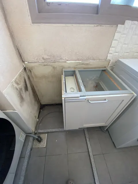 수납장 빼는 중 · 뒤 벽 곰팡이 — 베란다 싱크대 상판·수납장 철거
