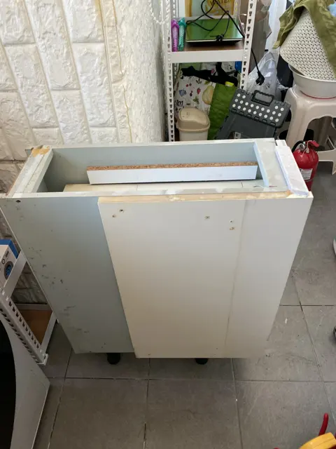 빼낸 수납장 — 베란다 싱크대 상판·수납장 철거