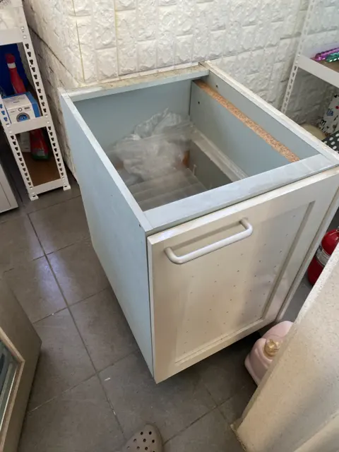 빼낸 수납장 — 베란다 싱크대 상판·수납장 철거