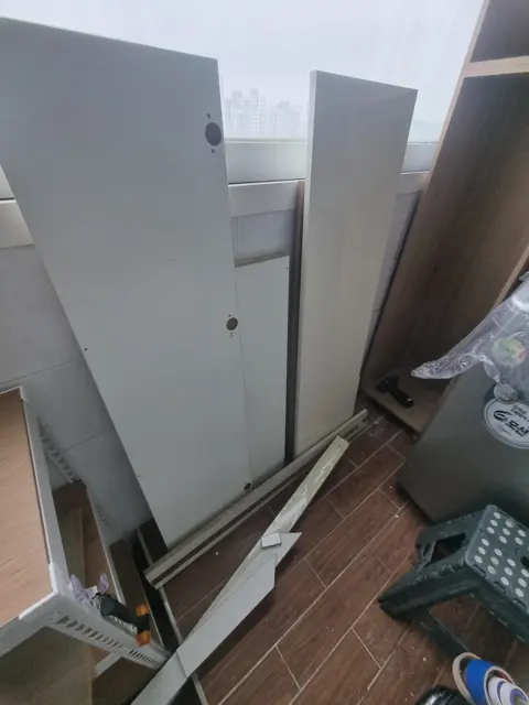 떼어낸 문짝과 판 — 세탁실 상부장 철거