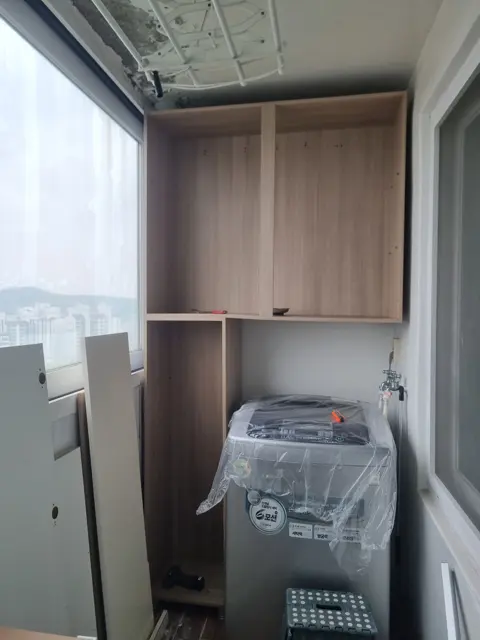문짝 뗀 몸통 — 세탁실 상부장 철거