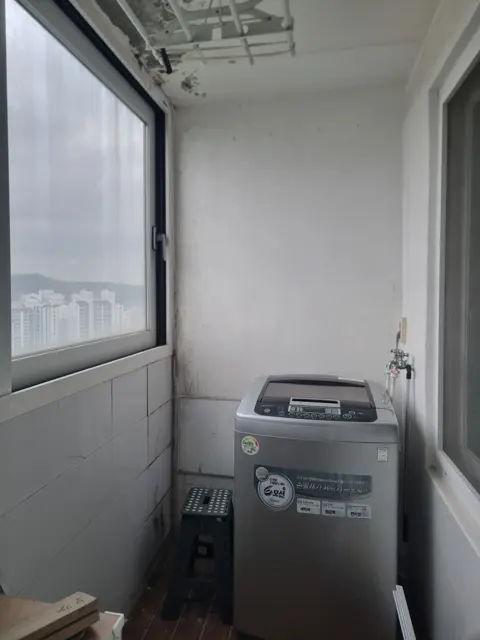 철거 뒤 — 세탁실 상부장 철거