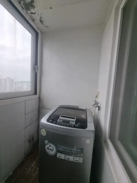 철거 뒤 — 세탁실 상부장 철거
