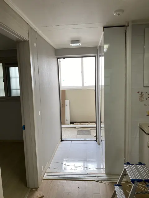 문틀 뗀 자리 — 아파트 현관 중문 철거