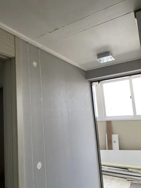 문틀 뗀 자리 — 아파트 현관 중문 철거