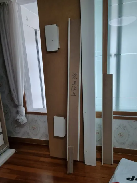 떼어낸 문짝과 판 — 안방 붙박이장 철거