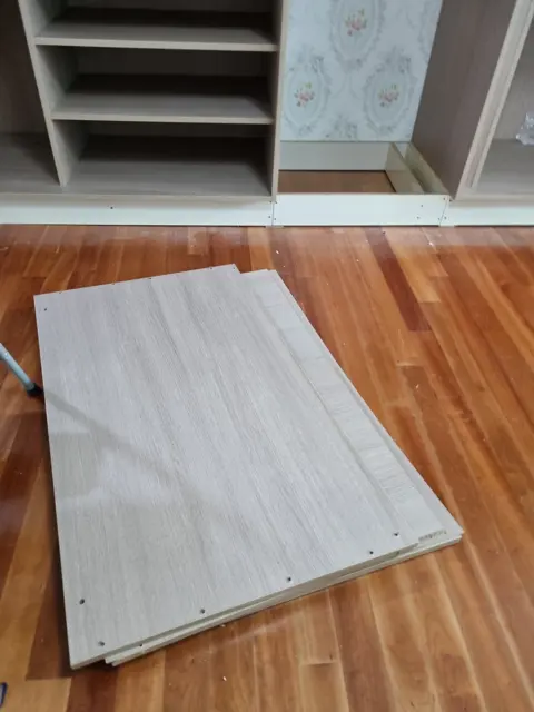 떼어낸 판 — 안방 붙박이장 철거