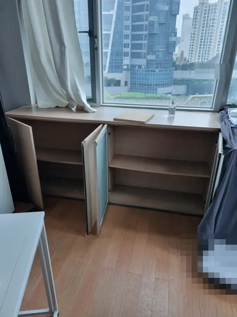 문 연 안쪽 선반 — 오피스텔 창가 수납장 철거