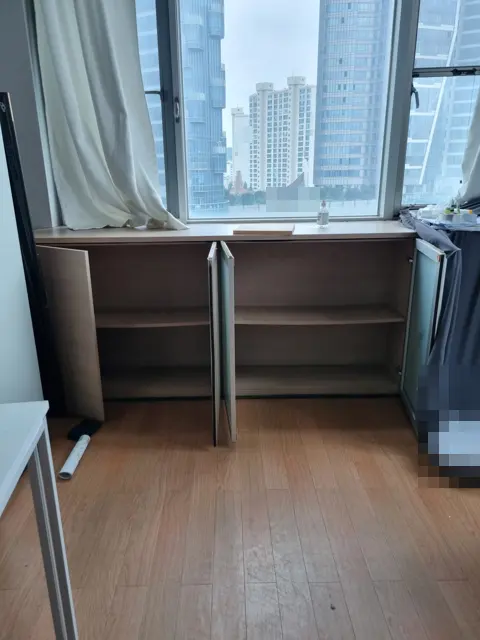 문짝 떼는 중 — 오피스텔 창가 수납장 철거