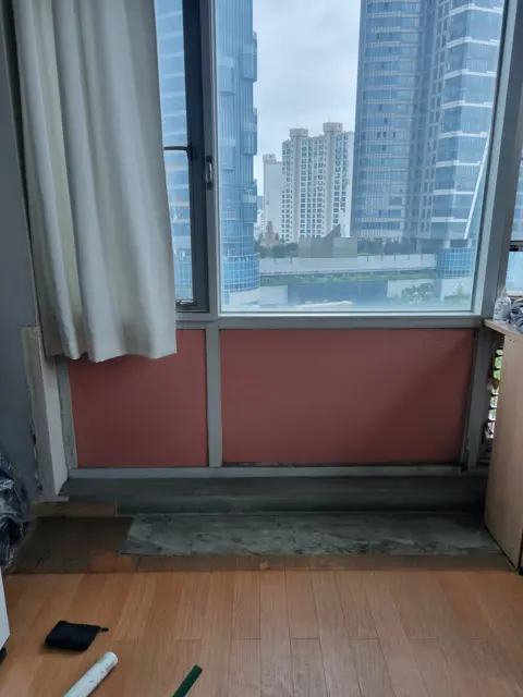 철거 뒤 · 창 아래 벽과 바닥 — 오피스텔 창가 수납장 철거