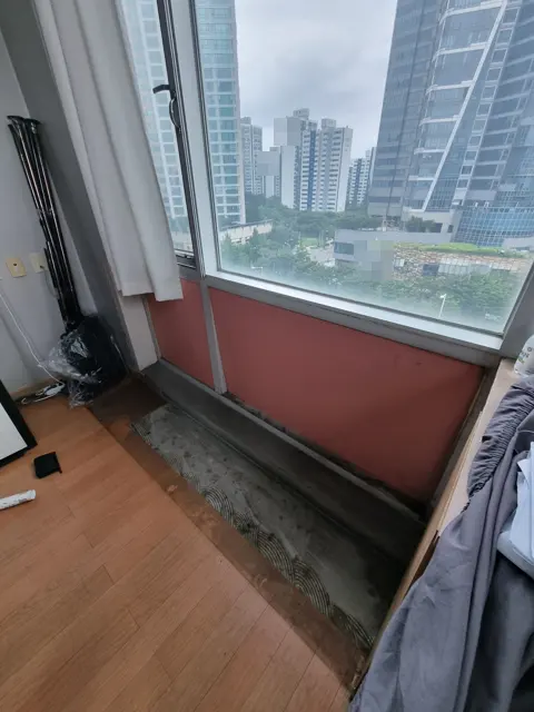 철거 뒤 · 창 아래 벽과 바닥 — 오피스텔 창가 수납장 철거