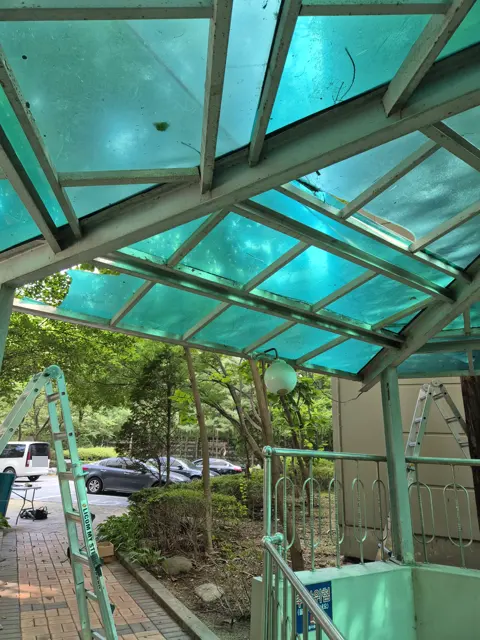 작업 전 · 계단 지붕 아래에서 — 아파트 지하주차장 계단 지붕 깨진 렉산 부분 교체