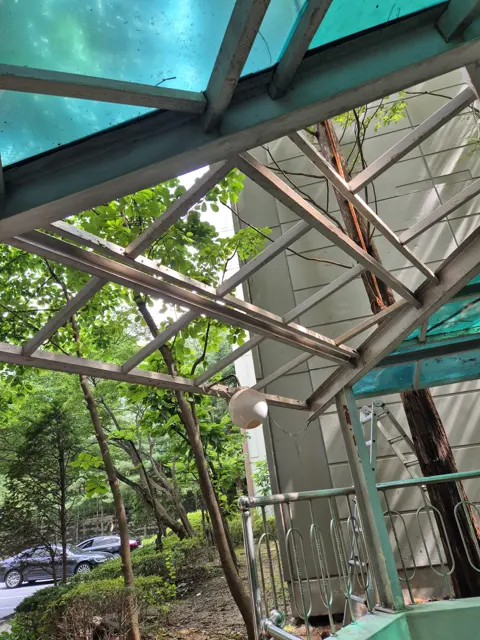 판 걷어낸 자리 · 아래에서 — 아파트 지하주차장 계단 지붕 깨진 렉산 부분 교체