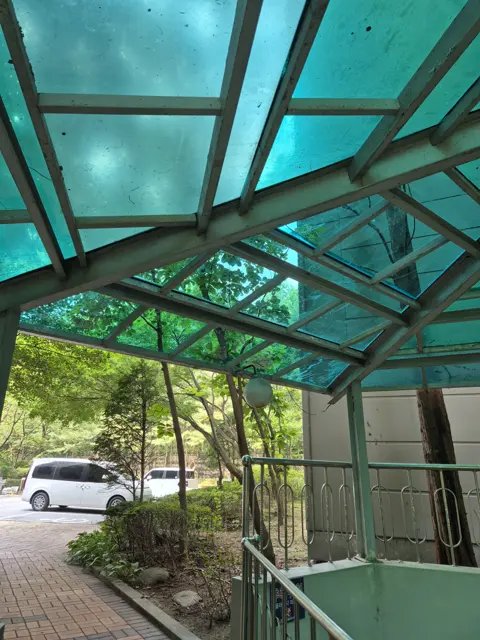 새 렉산 덮은 뒤 — 아파트 지하주차장 계단 지붕 깨진 렉산 부분 교체
