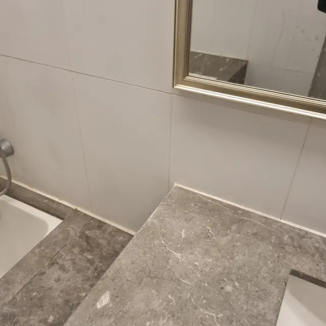욕조 턱 — 욕실 물때 낀 실리콘 걷어내고 재시공