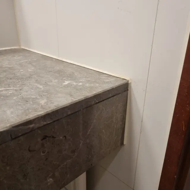 세면대 상판 뒤 실리콘 — 욕실 물때 낀 실리콘 걷어내고 재시공