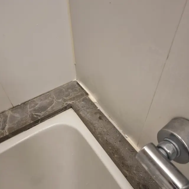욕조 둘레 — 욕실 물때 낀 실리콘 걷어내고 재시공