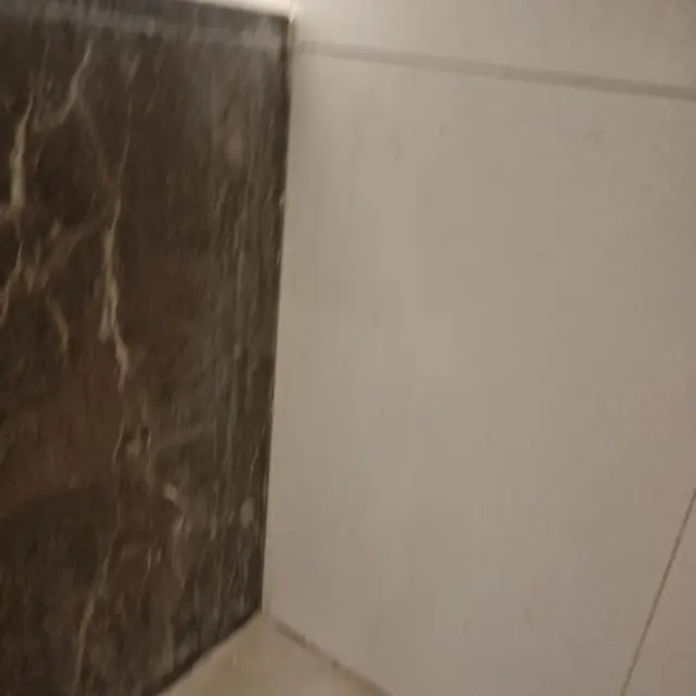 턱 옆면 — 욕실 물때 낀 실리콘 걷어내고 재시공