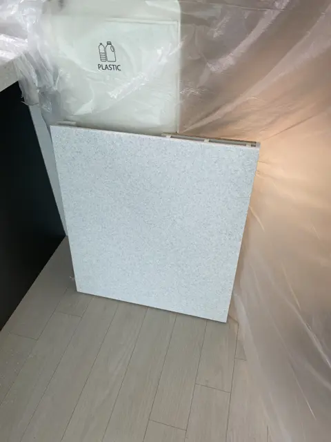 떼어낸 문짝 — ㄱ자 싱크대를 일자로 리폼
