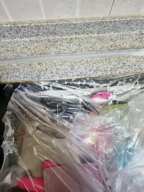 넓힌 구멍 — 인덕션이 안 들어가는 상판 구멍 넓히기
