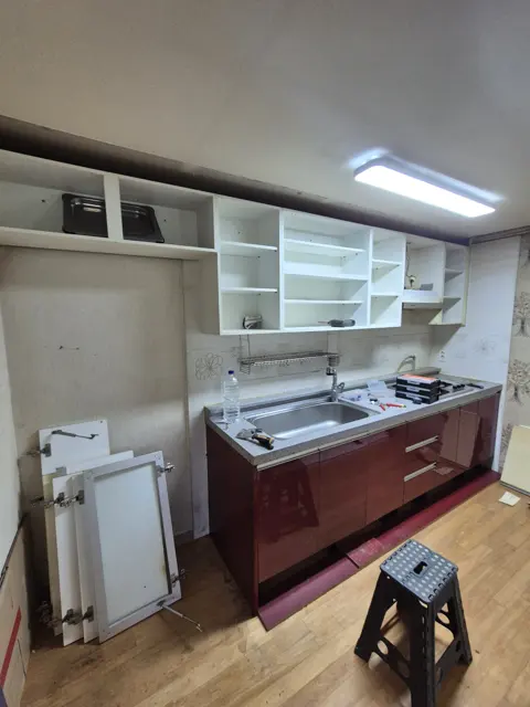 상부장 문짝 뗀 몸통 · 떼어낸 문짝 — 오래된 싱크대 문짝 교체